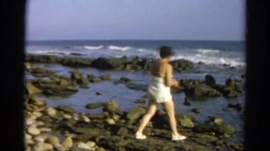 kadın rocky kıyısında