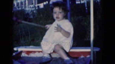 Sandpit oynayan kız