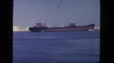 Büyük gemiler görünümünü gözlemleyerek