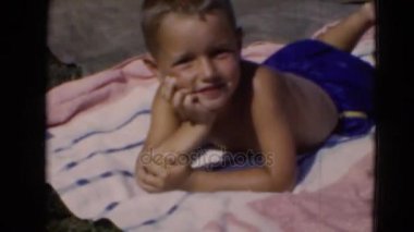 blunket sahilde yatan çocuk