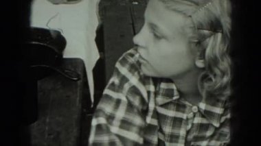 Şirin gülümseyen küçük kız