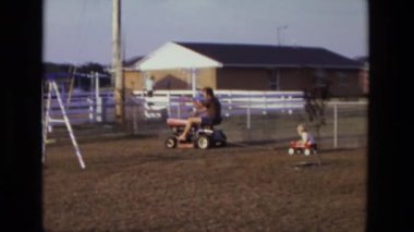 Çim biçme makinesi römork çekme adam