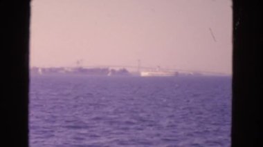 Deniz ve gemi görünümünü gözlemleyerek