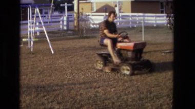 Çim biçme makinesi römork çekme adam