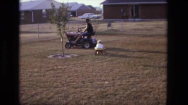 Çim biçme makinesi römork çekme adam