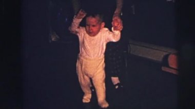 Anne ile ayakta yürümeye başlayan çocuk