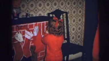 Kız onun Noel çorap şöminenin üstüne koyar