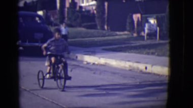 Bisiklete binmek bir erkek çocuğu gördünüz