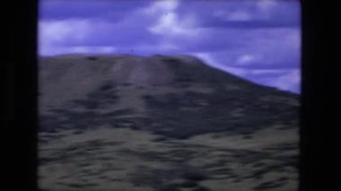 ağaç ve yeşillik ile tepelik bir alanı