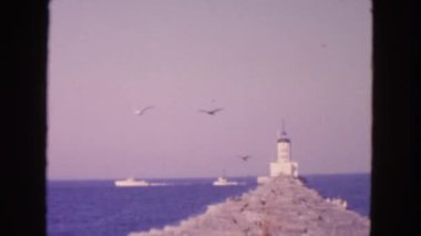 Deniz ve hafif ev görünümünü gözlemleyerek