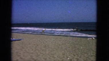 Deniz ve kıyı görünümünü gözlemleyerek