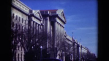 Büyük bina görünümünü gözlemleyerek