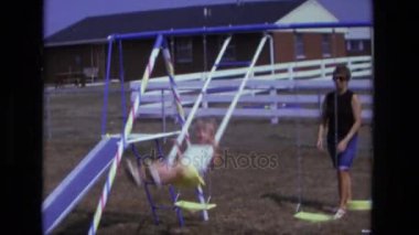 Çocuk salıncaklar üzerinde sallanan kadın