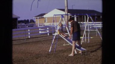 Çocuk slaytta aşağı gidiyor