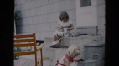 onların yard house civarındaki oynayan kızlar