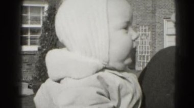 kadın holding Bebek elinde