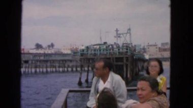 Shore bırakarak motorbot üzerinde kişi