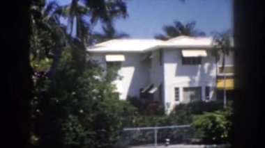 Nehir kıyısında evlerin gözlem görünümü