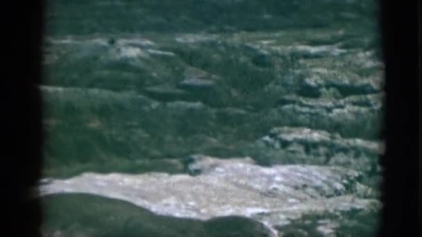 Observando a vista de montanhas rochosas e gelo — Vídeo de Stock