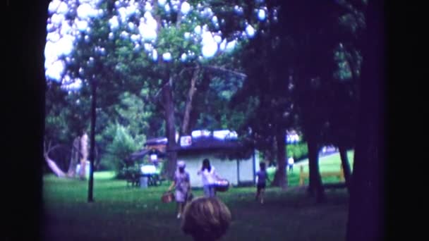 Kinder mit Frauen beim Picknick — Stockvideo