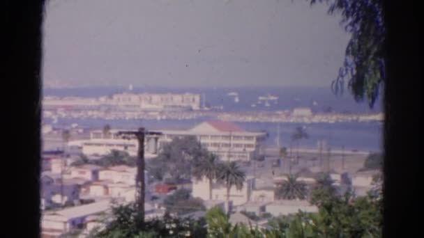 Şehir ve deniz manzarasına gözlemleyerek — Stok video