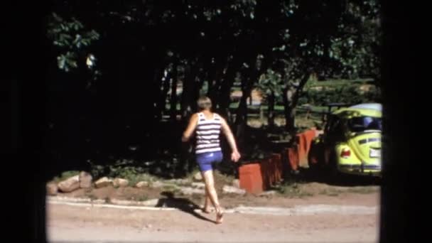 Man in huis lopen — Stockvideo