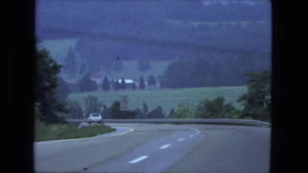 Motorista vistas colinas árboles y valles mientras conduce — Vídeo de stock