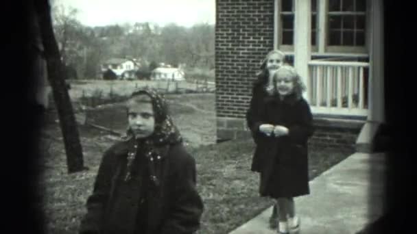 Tres niñas caminando al aire libre — Vídeo de stock