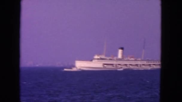 Ferryboat cruzar sobre el agua — Vídeo de stock