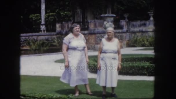 Twee senior vrouwen permanent in de tuin — Stockvideo