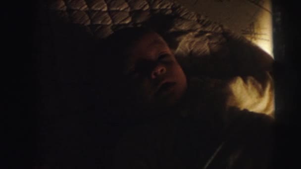 Barnet ligger i sängen — Stockvideo