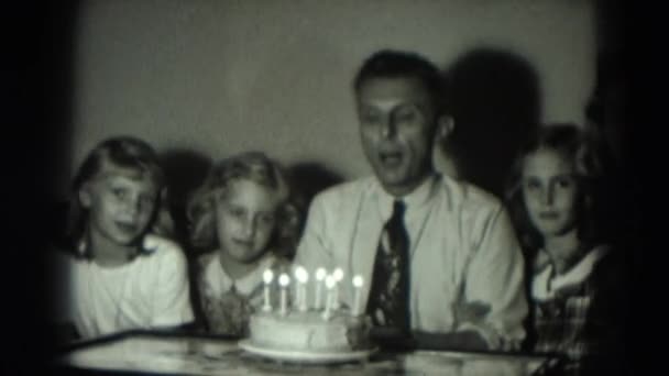 Father with daughters celebrating birthday — Stock Video