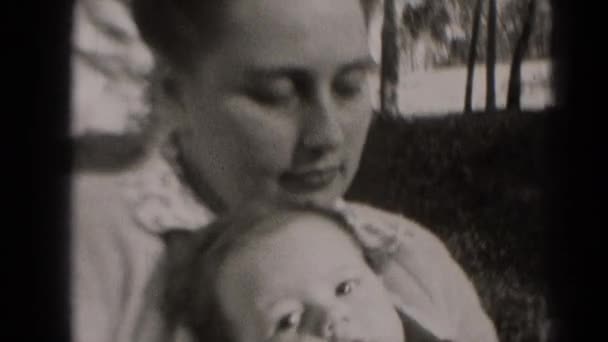 Mujer sosteniendo bebé pequeño — Vídeo de stock