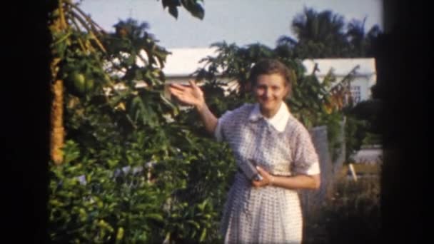 Mujer de pie cerca de plantas — Vídeos de Stock