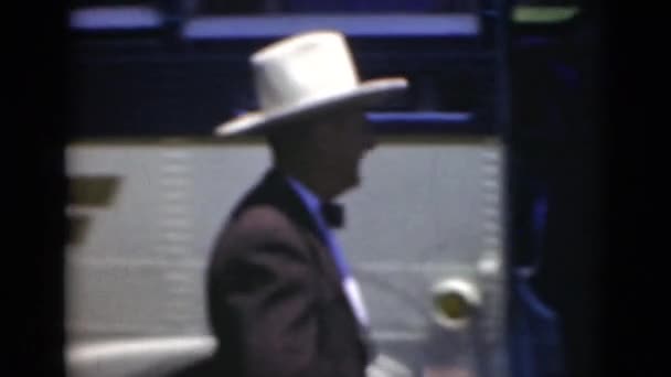 放帽子的男人 — 图库视频影像
