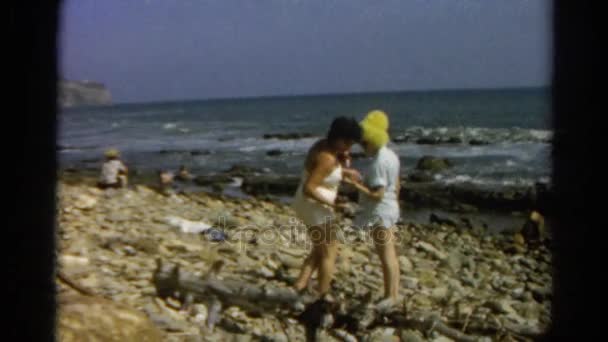 Семья на скальном пляже — стоковое видео