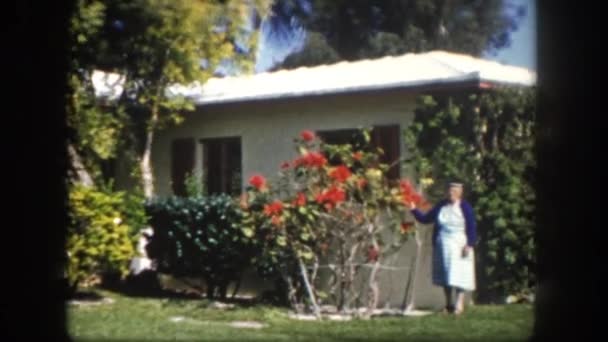 两个女人在花园前面院子里 — 图库视频影像