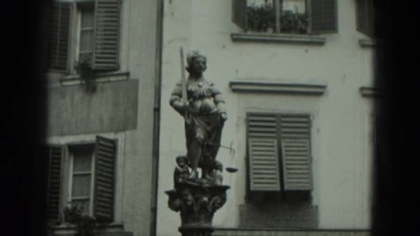 Monument et façade de maison — Video