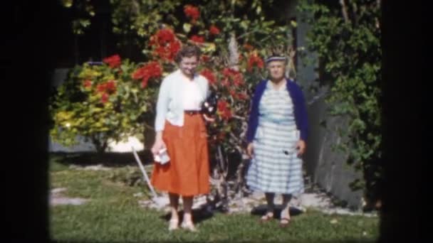 Twee vrouwen in tuin — Stockvideo