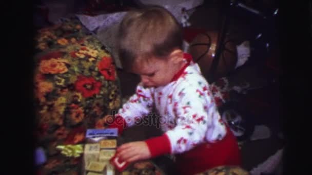 Un árbol de navidad con un niño abriendo regalos — Vídeos de Stock