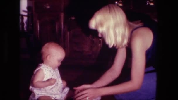 Mutter sammelt ein Chaos von einem kleinen Mädchen — Stockvideo