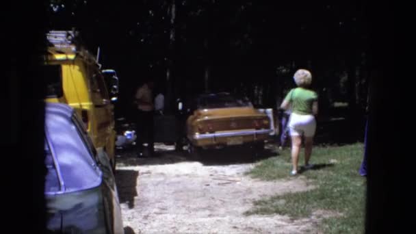 Picknickparty steigt aus dem Auto — Stockvideo