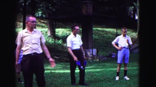 Homem joga dardos gramado com amigos em um parque — Vídeo de Stock