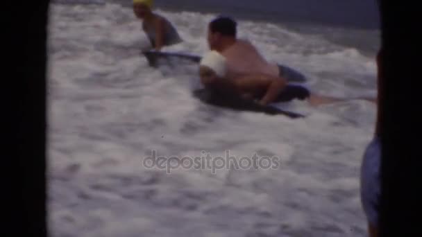 Pessoas brincando nas ondas do mar — Vídeo de Stock