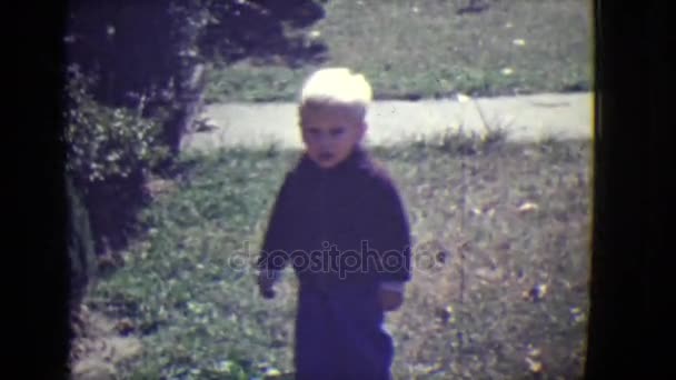 En liten pojke ses glada och promenader — Stockvideo