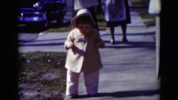 Vestido chica caminando sobre pavimento — Vídeo de stock