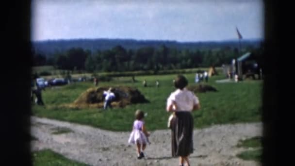 Si vede un giardino con le persone — Video Stock