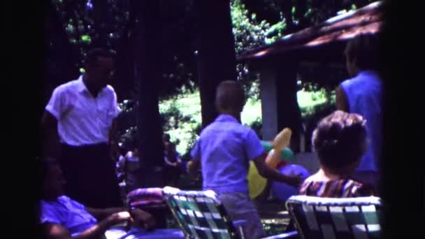 Människor sitta i solstolar på släktträff — Stockvideo