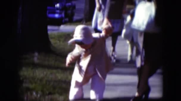 Vestido chica caminando sobre pavimento — Vídeos de Stock