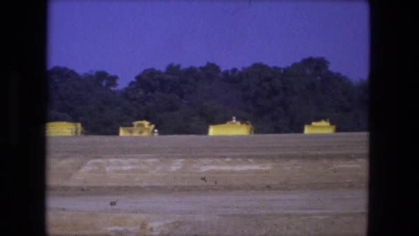 Бульдозеры, появляющиеся над холмом — стоковое видео
